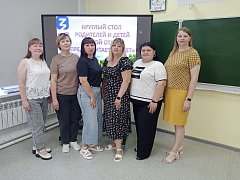 Сегодня, в День семьи, любви и верности, в Духовницкой школе имени Гурия Ивановича Марчука прошел круглый стол 